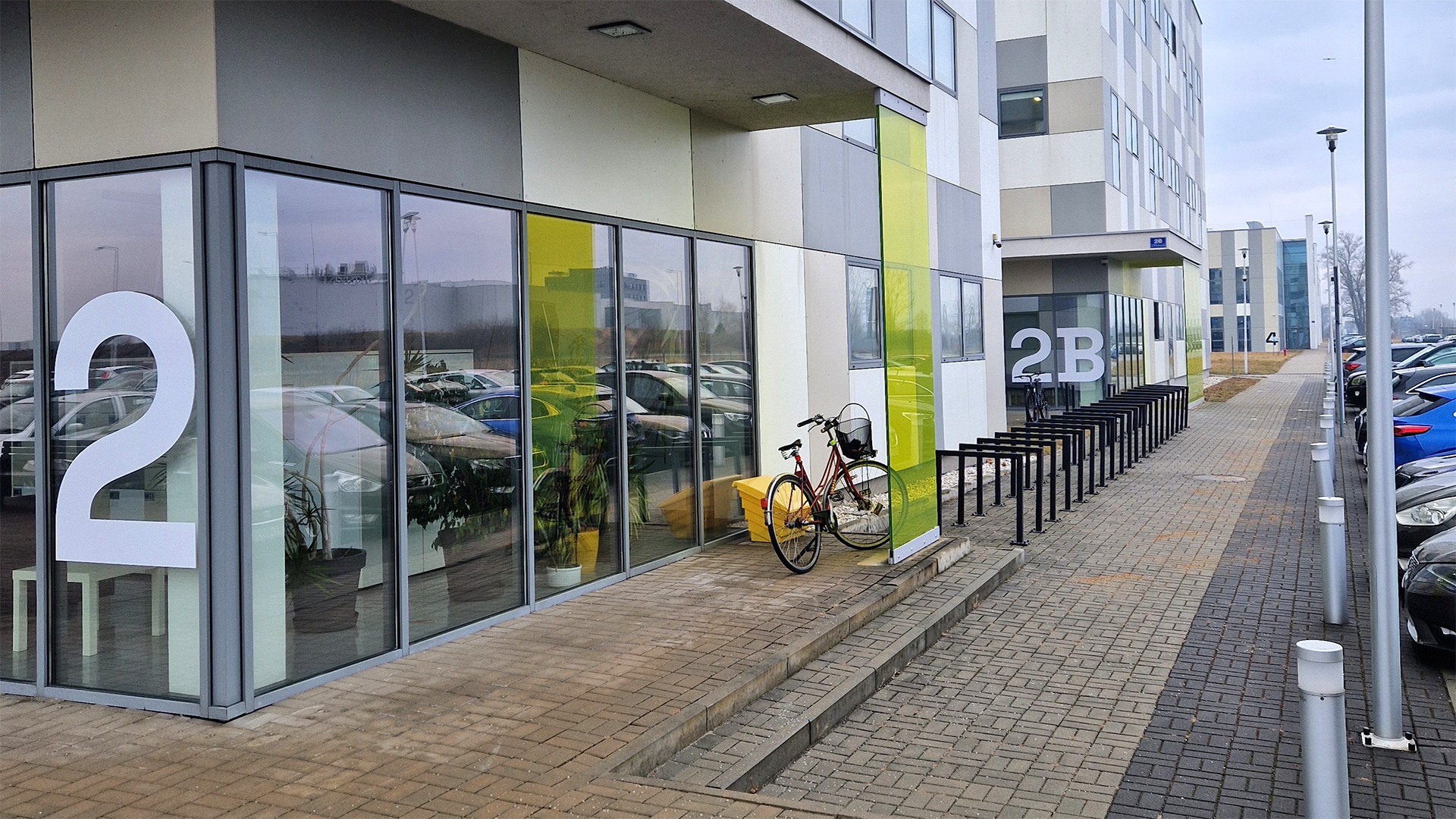 Rebranding i nowa identyfikacja wizualna PNT Opole oznakowanie budynków zewnętrzne