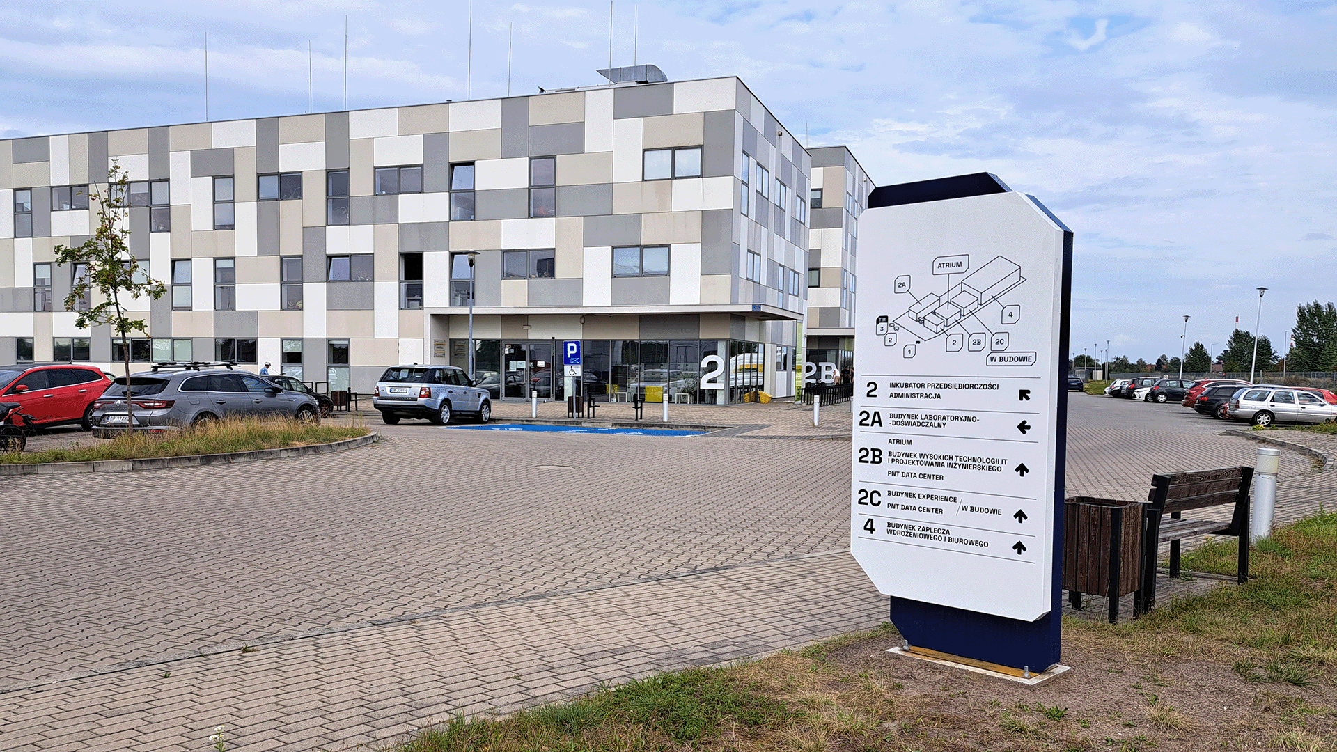 Rebranding i nowa identyfikacja wizualna PNT Opole oznakowanie pylon