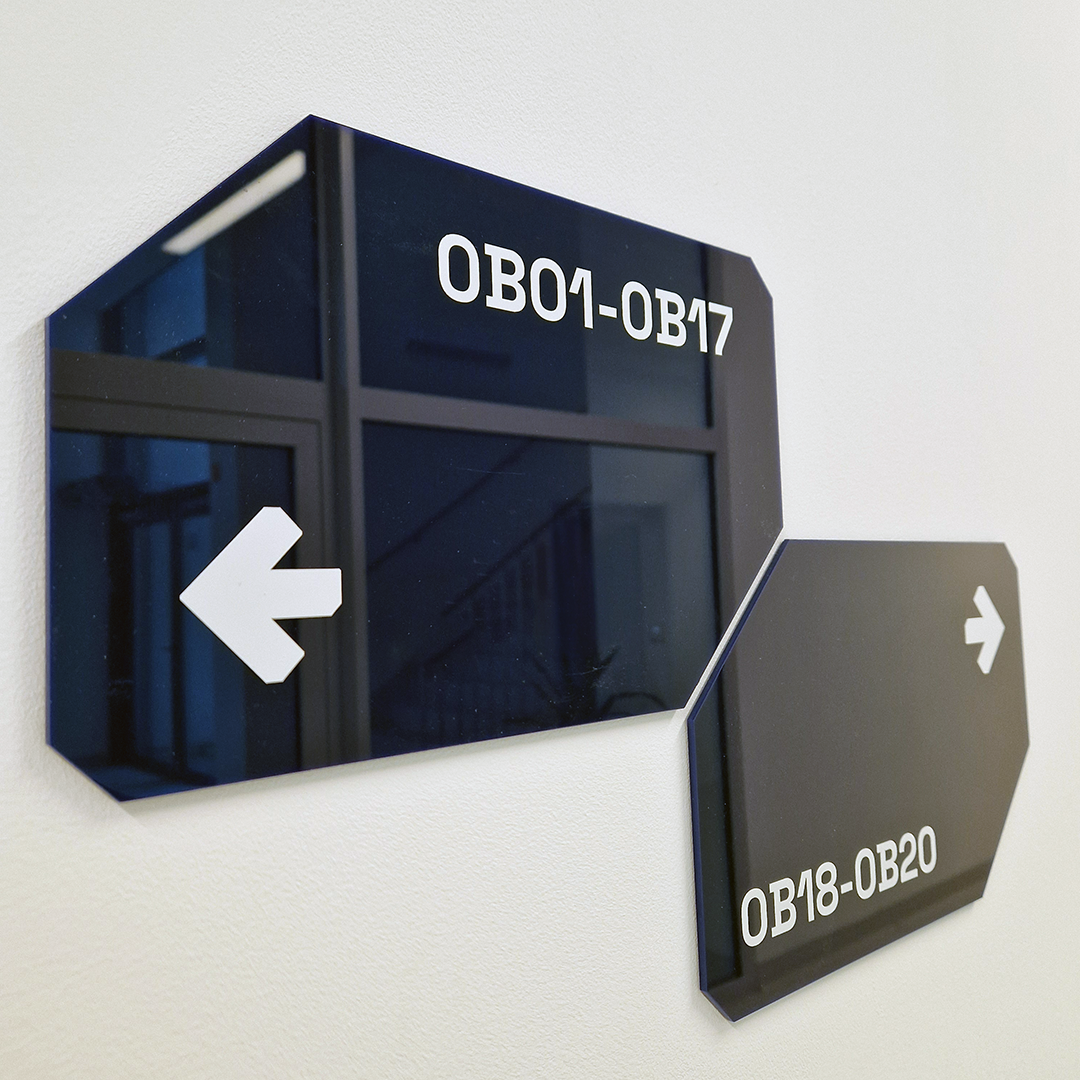 Rebranding i nowa identyfikacja wizualna PNT Opole oznakowanie tabliczki kierunkowe