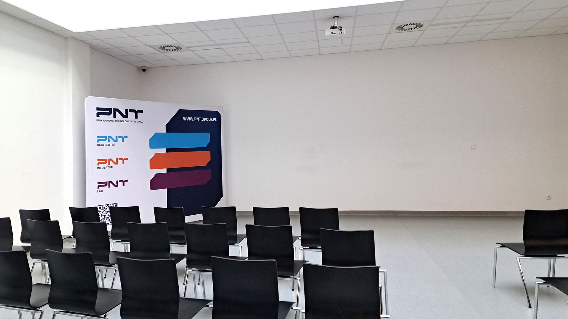 Rebranding i nowa identyfikacja wizualna PNT Opole ścianka wystawiennicza